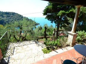 Cozy Holiday Home with private access to the sea, Lerici